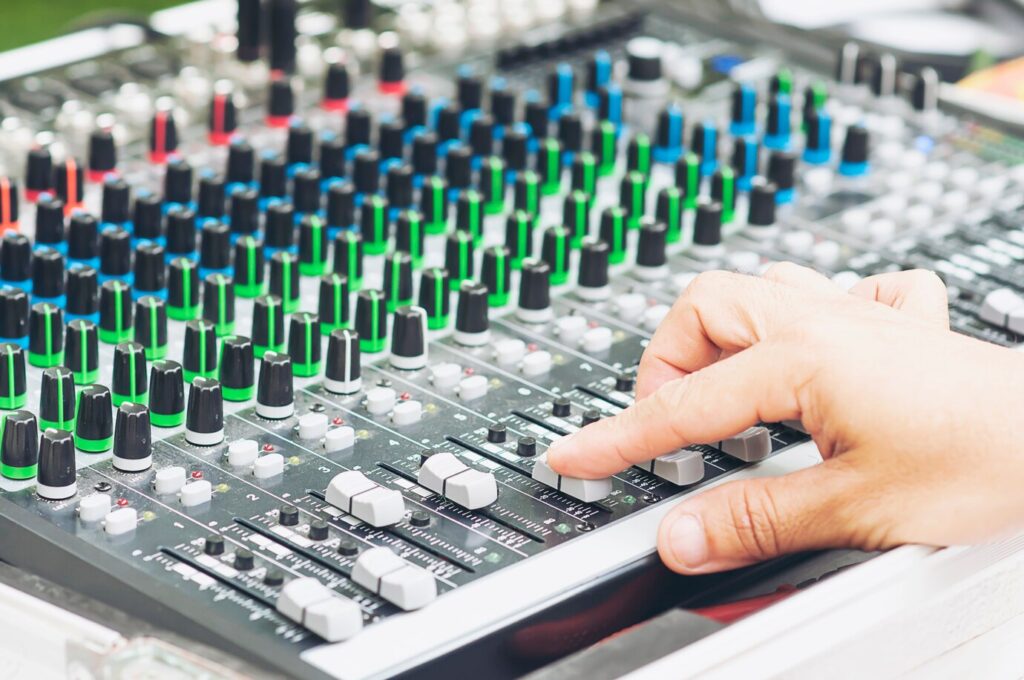 В чем разница между активным и пассивным микшерным пультом? | Music112 Blog В чем разница между активным и пассивным микшерным пультом?