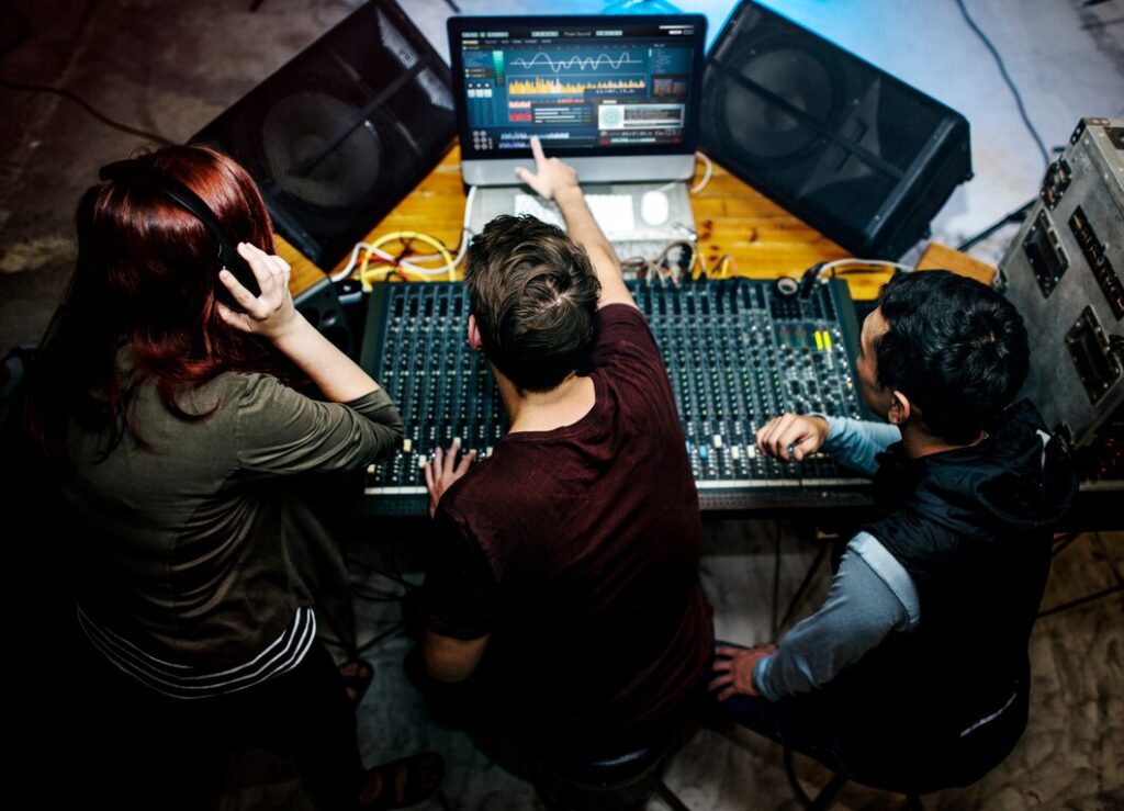 Что можно подключить к микшеру? | Music112 Blog Что такое фантомное питание на микшерном пульте