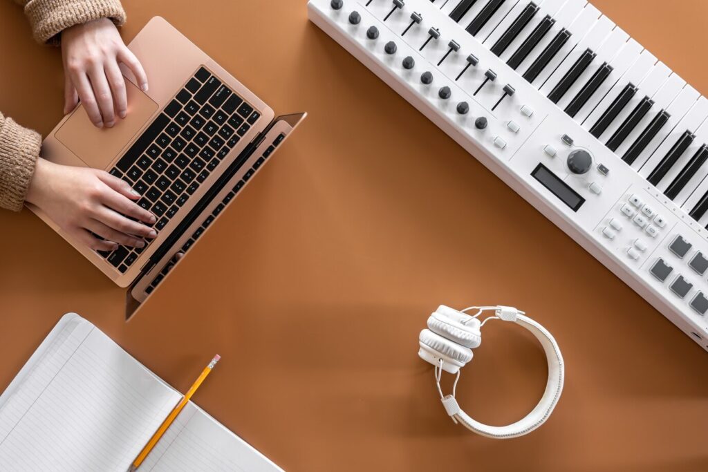 Что такое MIDI-клавиатура и как она работает?